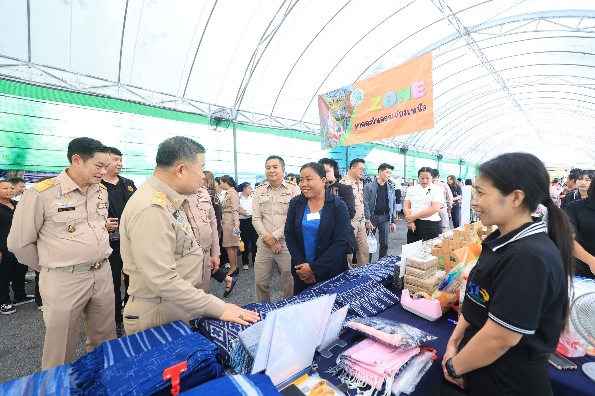 title - ปลัดกระทรวงเกษตรฯ และผู้บริหาร ส.ป.ก. เยี่ยมชมร้านค้า ในงานวันคล้ายวันสถาปนา ส.ป.ก. ครบรอบ 51 ปี